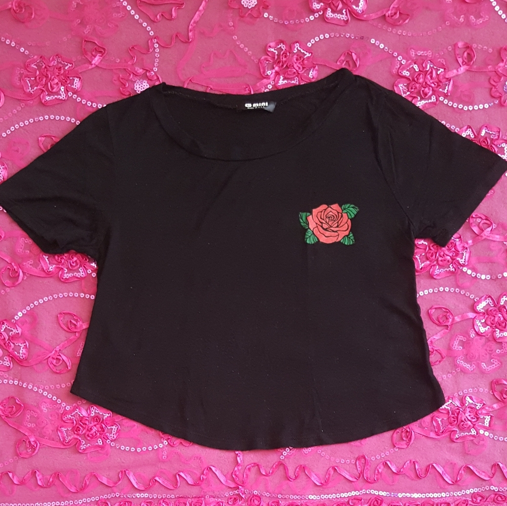 black short sleeve red rose crop top